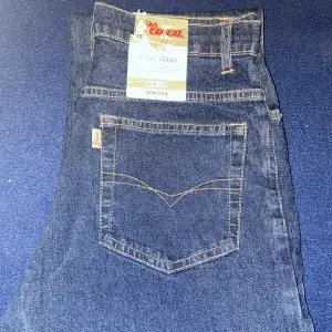 Helt nya plaza jeans i modellen ”Gilda” o med prislappen kvar! Finns flera storlekar: 1 st i storleken W29/L34. 2 st i storleken W30/34. 1st i storleken W29/L32. 