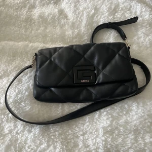 Guess väska  - Väska från Guess i väldigt fint skick. Används inte längre. Nypris ca 1000 kr.   Hör av dig vid frågor eller fler bilder! 🤗