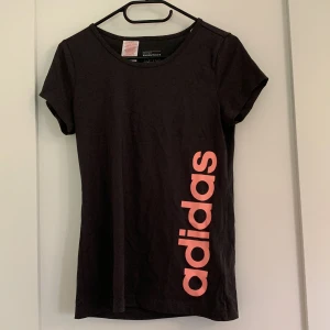 Adidas tränings tröja  - En mörkgrå tränings tröja ifrån adidas. Färgen är liiiite ljusare i verkligheten Skriv för fler bilder Xs-m beroende på passform 