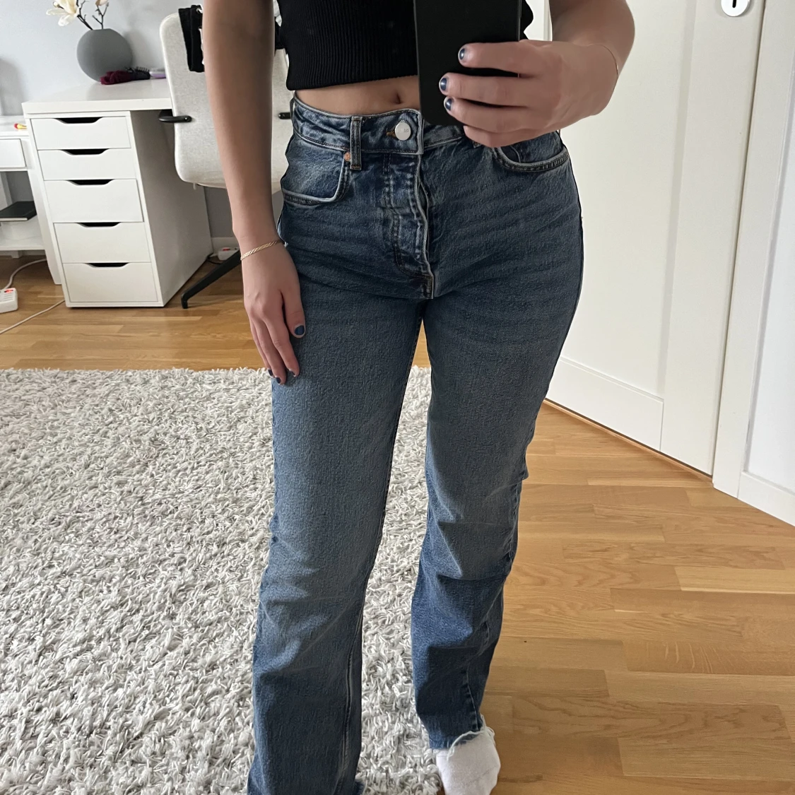 Mörka bootcut jeans med stretch. 