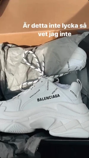 Balenciaga sneakers  - Säljer mina Balenciaga sneakers, jätte bekväma och grym kvalitet. Nypris 10 600kr, kvitto finns. Strl 36. Bud mottages och kan självklart skicka fler bilder vid intresse.