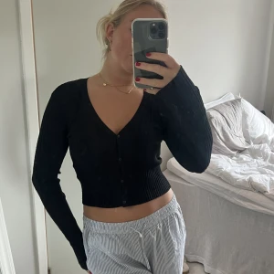 Cardigan - Super gullig svart buttomup tröja i stickat material!! Super fint skick!