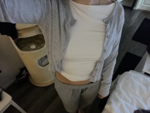 Grå tröja - Från lager 157, storlek M men ganska liten i storlek så passar för S och nog även Xs. Säljer då den ej kommer till användning, använt endast nån gång.