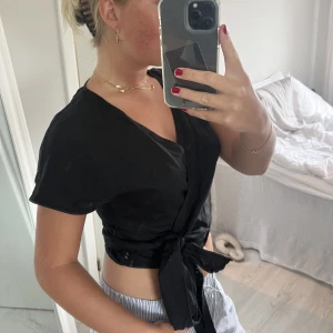 Omlott topp - Snygg kortare omlott blus i linne liknande material! Bra skick 