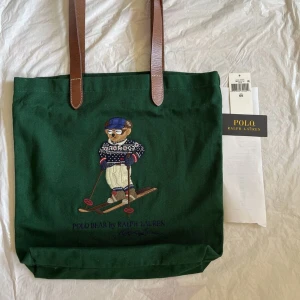 Äkta ralph lauren tote - Helt ny ralph luren tote bag. I en kollektion som inte längre säljs från 2022. Snodde första bilden från google då jag inte ville ta ut den från sin plast (bild två). 
