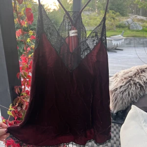 Zadig &voltarie  - Säljer denna super unika å snygga linnet från Zadig & Voltaire ❤️köpt för ca 3000kr. Passar perfekt som fest topp. Kom med pris förlag.