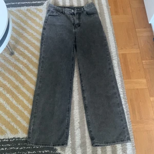 Jeans - Ett par oanvända jeans. Köpta sedan vart för små. Original pris var 150kr I storlek xs-s