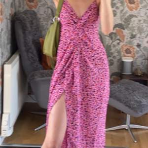 Suuuperfin klänning med slits från hm, råkade köpa två så säljer ena💕 