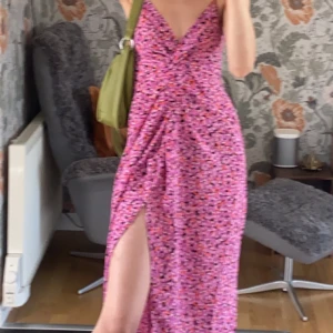 Klänning  - Suuuperfin klänning med slits från hm, råkade köpa två så säljer ena💕 