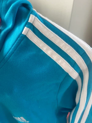 Blå adidas tröja - Blå/turkos adidas tröja med dragkedja