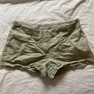 As coola shorts i storlek 38! Köpta second hand men aldrig fått tillfälle att använda dem! 😍 