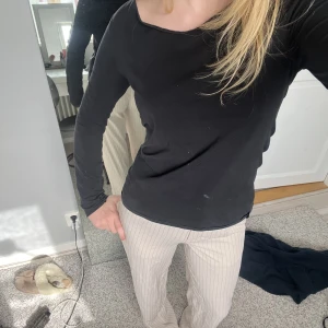 Randiga kostymbyxor - Beiga randiga kostymbyxor från NAKD