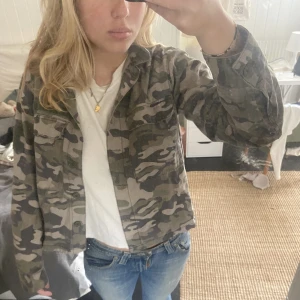 Militärjacka - Perfekta militärmönstrade jackan till hösten!