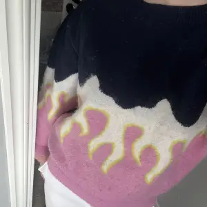 Så cool stickad tröja med flammor. Storlek S från & Other Stories