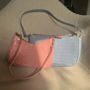 Väska - Säljer dessa två väskor. Köp båda för 200 eller en för 125!