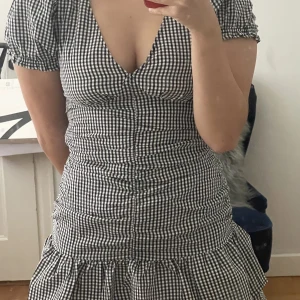 Superfin rutig klänning - Superfin klänning i storlek 38 men är mer som en 36. Aldrig använd (endast prövad) med prislapp kvar! Skriv gärna vid eventuella frågor💕
