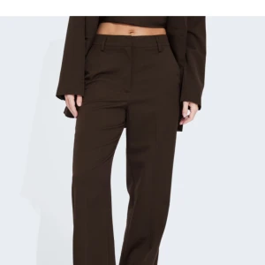 Midwaist kostymbyxor  - Superfina svarta kostymbyxor från Bikbok, nypris 499. Använda några gånger men inget som märks av. Superfina men används inte längre ! 💕