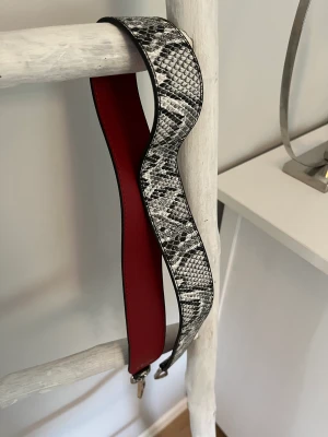 Axelband till väska - Säljer detta axelband från Gabrielle by P knappt använd. Är det ”kortare” standardlängden. Den kostar 499kr ny, säljer den för 150 kr. Man får även med lilla påsen den kom i för att skydda den. 