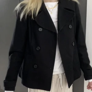 Kappa - Jag säljer denna super populär kappan från Hm i storlek 34. Pris kan diskuteras. Kontakta mig för fler bilder och köparen står för frakten :) 