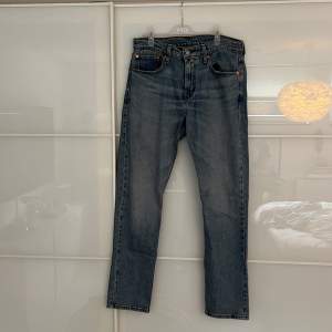 Levis jeans i modell 502. Är raka och långa i längden. Strl 31/32. Köpta secondhand, är i mycket fint skick. 