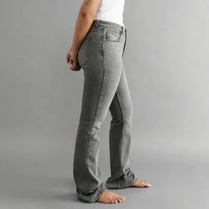 bootcut jeans - Full length flare jeans från Gina tricot i storlek 38, aldrig använda