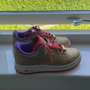 Nike Air force limited edition  - Inga skadar på skorna 9/10 skick storlek 35 går att få ner priset vid snabb affär 