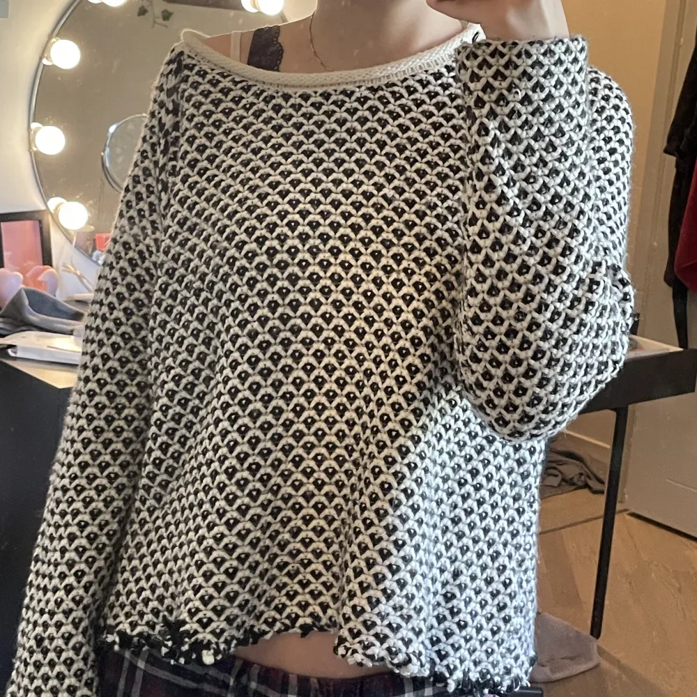 En såå fin stickad tröja från Gina tricot i storlek M, har klippt och sytt den själv för en ”croppad” look, fint skick!! Tryck på Köp nu eller kontakta mig vid frågor/ Sammfrakt 💗. Stickat.