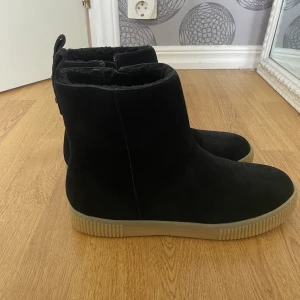 Helt oanvända vinterstövlar  - jätte fina vinterstövlar som var för stora för mig!