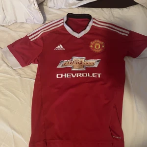 Manchester United tröja original ny pris 1800 - Skick 8/10 lite har lossnat på sponsor loggan