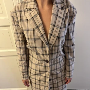 Lång rutig kavaj - Den här långa kavajen funkar både som jacka eller kavaj. Den är figursydd och rutig 🤍