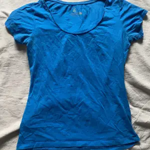 En vanlig blå T-shirt som inte kommer till användning! 🩵