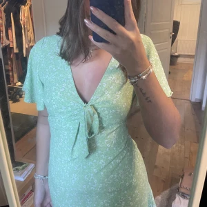 Somrig ZARA klänning - Aldrig använd, endast testad. Stl XS/S