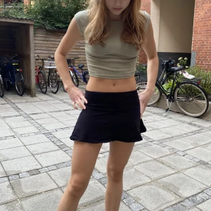 Svart mini kjol - Superfin stretchig mini kjol, jättebra skick❤️ (säljer även tröjan som jag har på mig så kolla in min profil om ni är intresserad av den🥰)