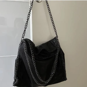 Svart väska - Säljer denna jättesnygga väskan som är perfekt till skolan, som handbagage eller till vadsomhelst! Man får plats med dator och mappar så den är super rymlig💕lånade bilder