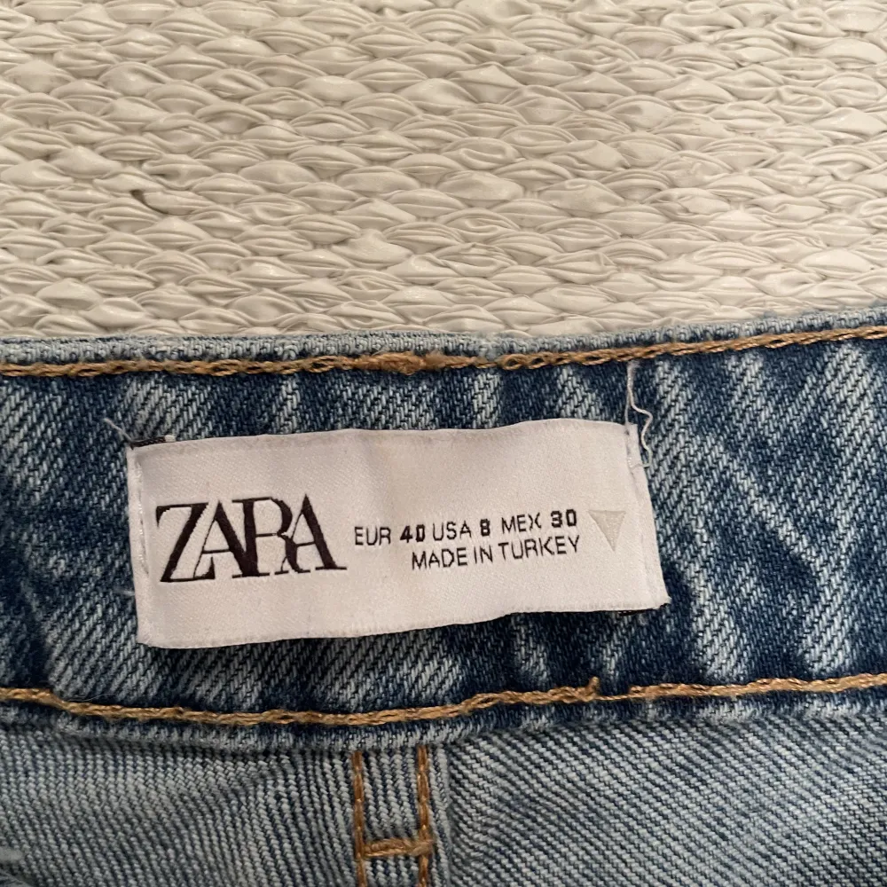 Blå jeans ifrån Zara, använda fåtal gånger. Jeans & Byxor.