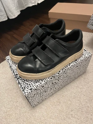 Eytys - Säljer mina älskade kardborre eytys som är använda men fortfarande i ny skick ❤️ tvättar man sulan så blir dom som nya 