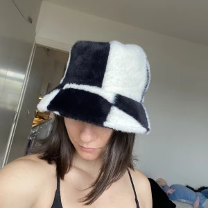 Supermjuk buckethat från Bershka ✨ - En jätteskön och mjuk buckethat från Bershka. Använd 2 gånger så den är som ny. 