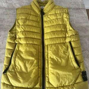 Stone island väst - Bra skick överlag. Inga fläckar eller hål.