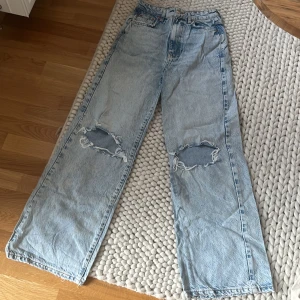 Jeans Gina tricot  - Premium Denim jeans GinaTricot. Hål i vaders knä, ljusblå med snygg färgskiftning samt högmidjade! 