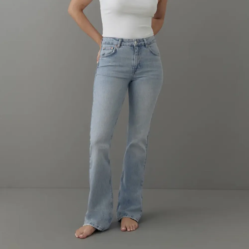 Säljer nu mina nästan nya midrise jeans från Gina i modellen ”full length flare jeans”. Jag säljer de då de inte kommit till så mycket användning som jag hoppats på. Använda max fem gånger! . Jeans & Byxor.