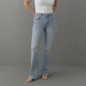 Säljer nu mina nästan nya midrise jeans från Gina i modellen ”full length flare jeans”. Jag säljer de då de inte kommit till så mycket användning som jag hoppats på. Använda max fem gånger! 