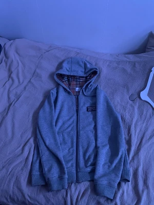 Burberry hoodie - Säljer nu min gråa burberry Hove check hoodie i storlek M✅  Mycket fräsch tröja som nästan är i nyskick, kan gå ner i pris vid snabbare affär!