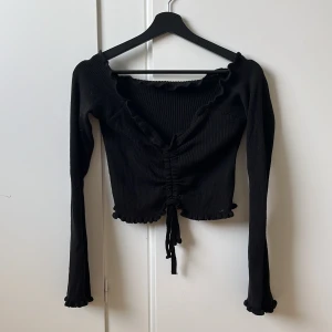 Topp - Topp med snörnings detalj ifram. Från Linn Ahlborgs gamla kollektion. Använd 1 gång, storlek M.