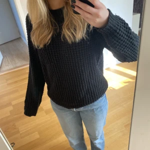 Stickad tröja  - Stickad tröja. Använd men i ganska bra skick. 🤍