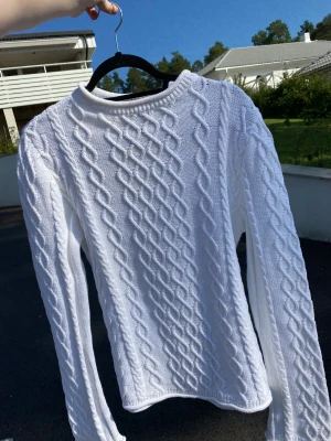 Stickad tröja - Vit stickad tröja. Storlek L men sitter som en M