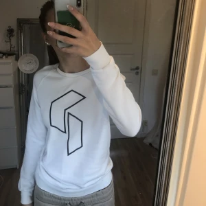 Vit tröja  - Säljer denna tröja från peak performance då den inte kommer till andvändning längre❤️