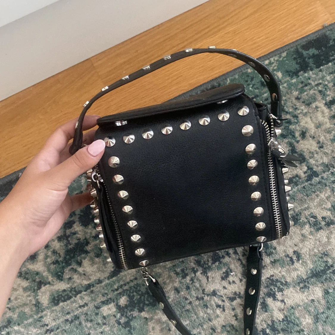 Zara väska med nitar - 90