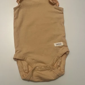 Body - Mycket bra skick Storlek 68