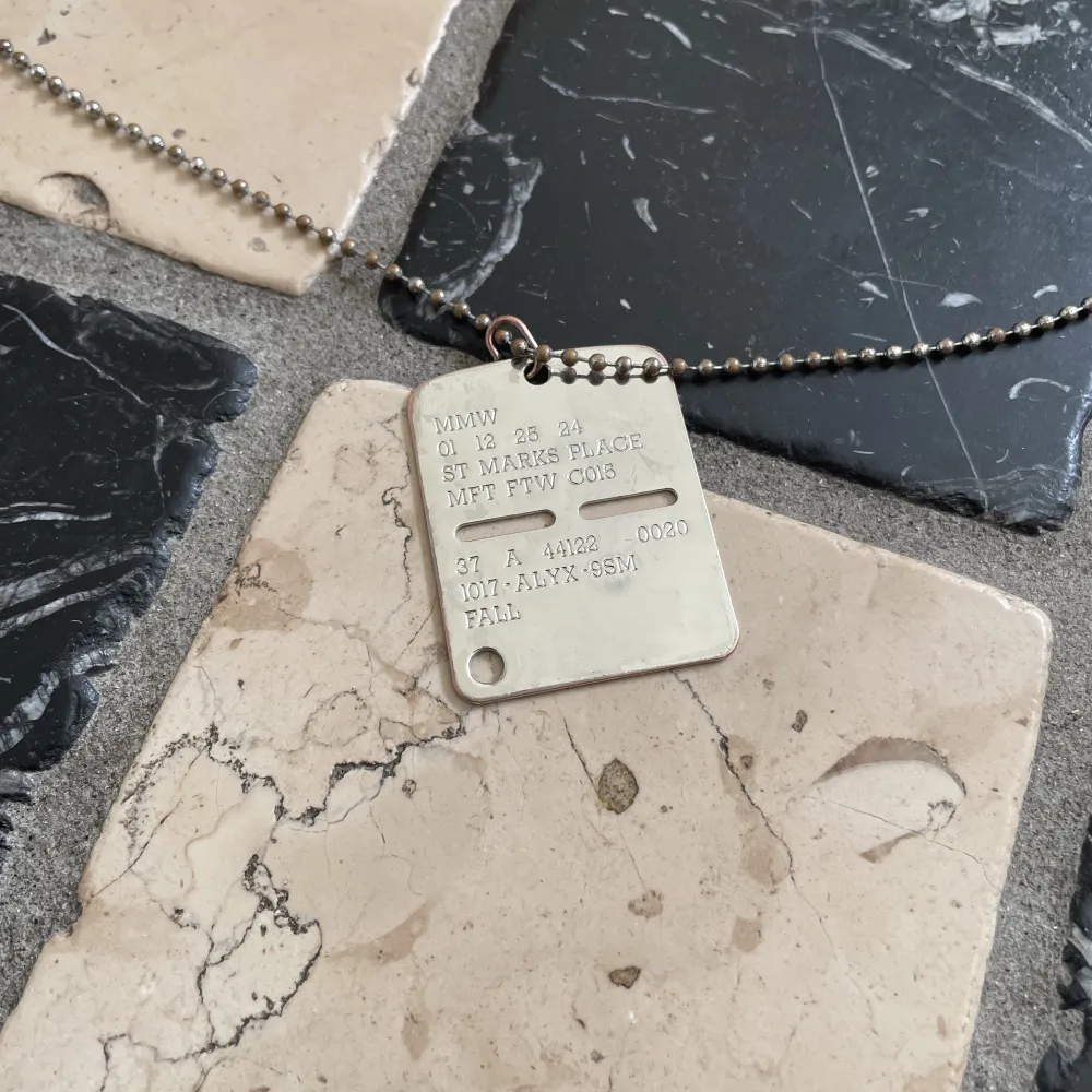 Säljer denna dogtag från 1017 Alyx. Köpt på ssense för runt 3 år sen. Kedjan är väl använd, därav priset, men kan nog rustas upp. Kvitto finns. Accessoarer.