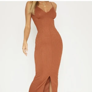 Klänning - Plt klänning som aldrig använts, prislapp står kvar. Jätte stretchig i tygen, stl: 34 men kan även passa 36. 